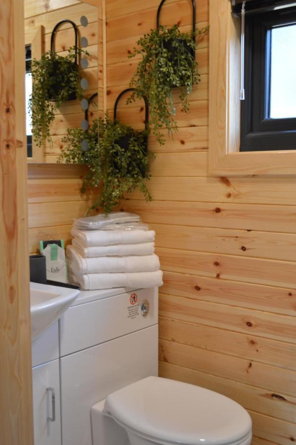 River Huts, Highland River Retreat With Hot Tub Inverness Exterior photo