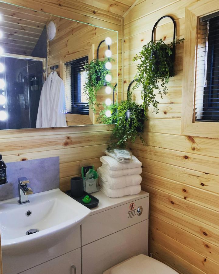 River Huts, Highland River Retreat With Hot Tub Inverness Exterior photo